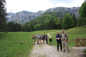 Karate Gruppe auf Wiese mit Berge im Hintergrund