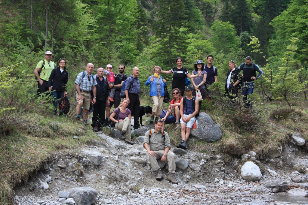 Miteinander als Karategruppe am Flussbett mit Wald im Hintergrund