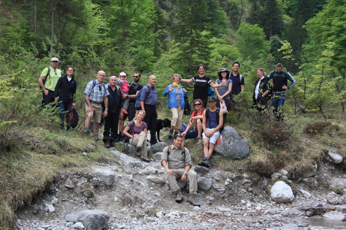 Miteinander als Karategruppe am Flussbett mit Wald im Hintergrund