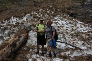 Karatemitglieder auf Schneereste in Schlucht