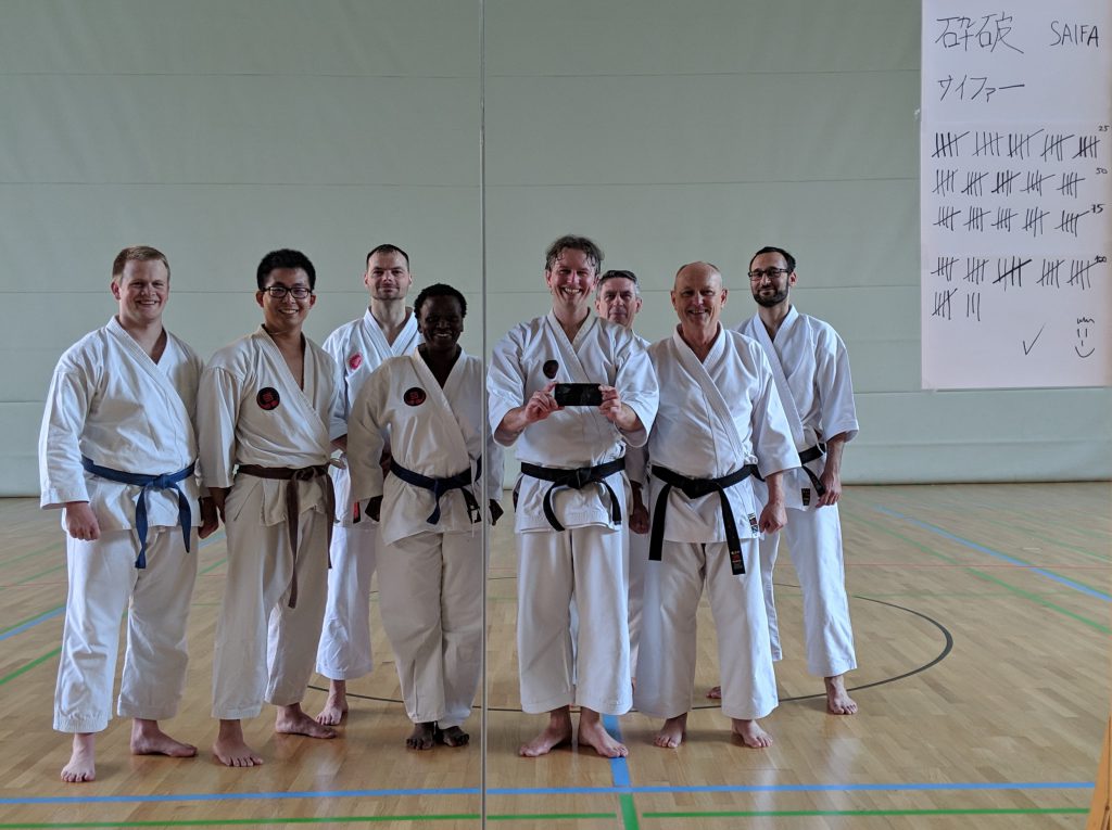 Gruppenphoto nach dem wir die Saifā Kata 108-mal üben durften