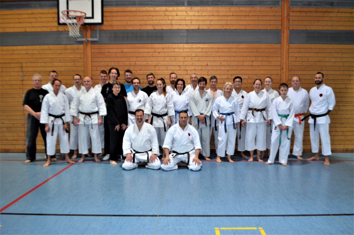 André gibt einen Bodenkampf und Karate Lehrgang